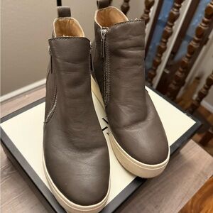 Super cute! Gray Leather Ankle Boots